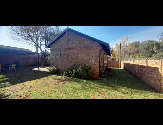 2 BEDROOM TOWNHOUSE FOR SALE IN ROOIHUISKRAAL NORTH
